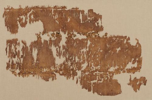 Textile fragment, upper edge are the remains of a fringe. Below it runs a decorative band with gold palmette scrolls on a blue ground.