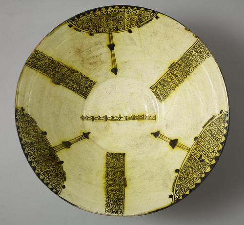 AKM745, Bowl with Decoration under a Yellowish Glaze