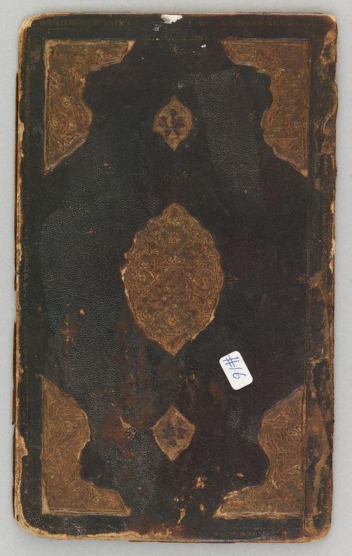 The dark chestnut-coloured leather bookbinding outer cover, excessively worn, are decorated with an gold oval medallion with pendants and cornerpieces. The decoration is stamped and gilded. 