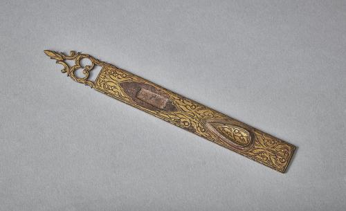 Gold damascened pen rest with interlacing pattern. 